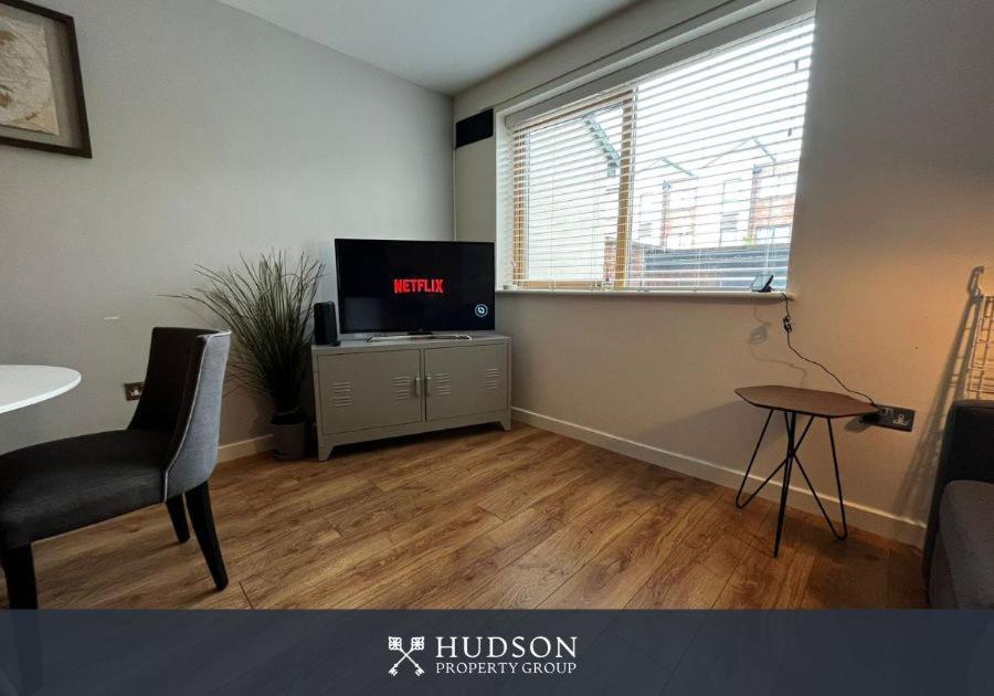 Central Townhouse With Parking Telford Esterno foto