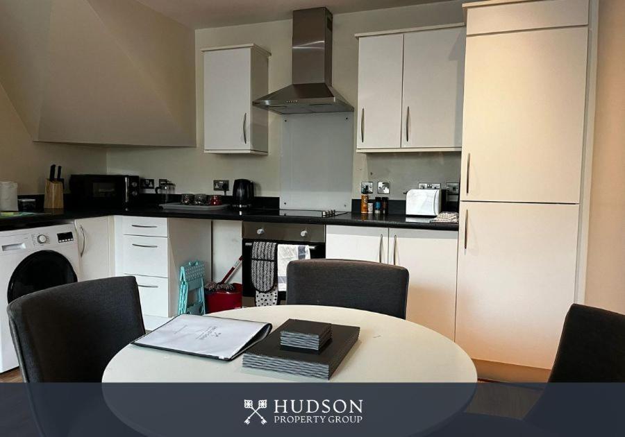 Central Townhouse With Parking Telford Esterno foto