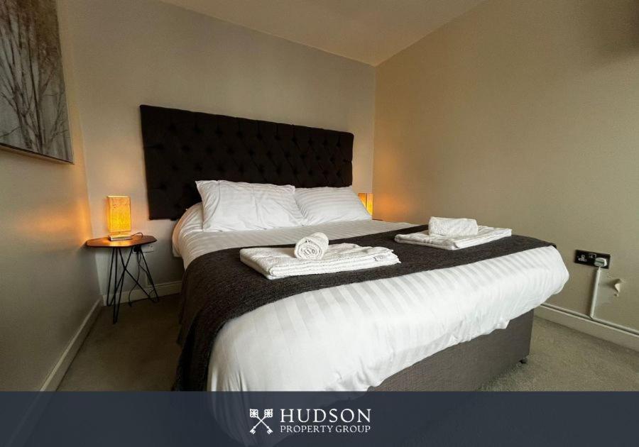 Central Townhouse With Parking Telford Esterno foto