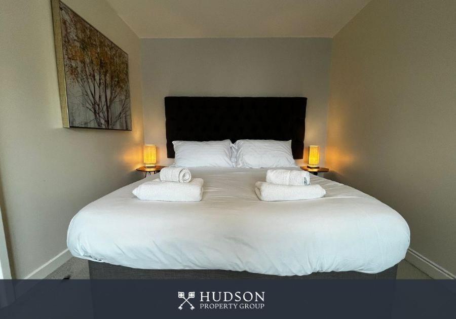 Central Townhouse With Parking Telford Esterno foto
