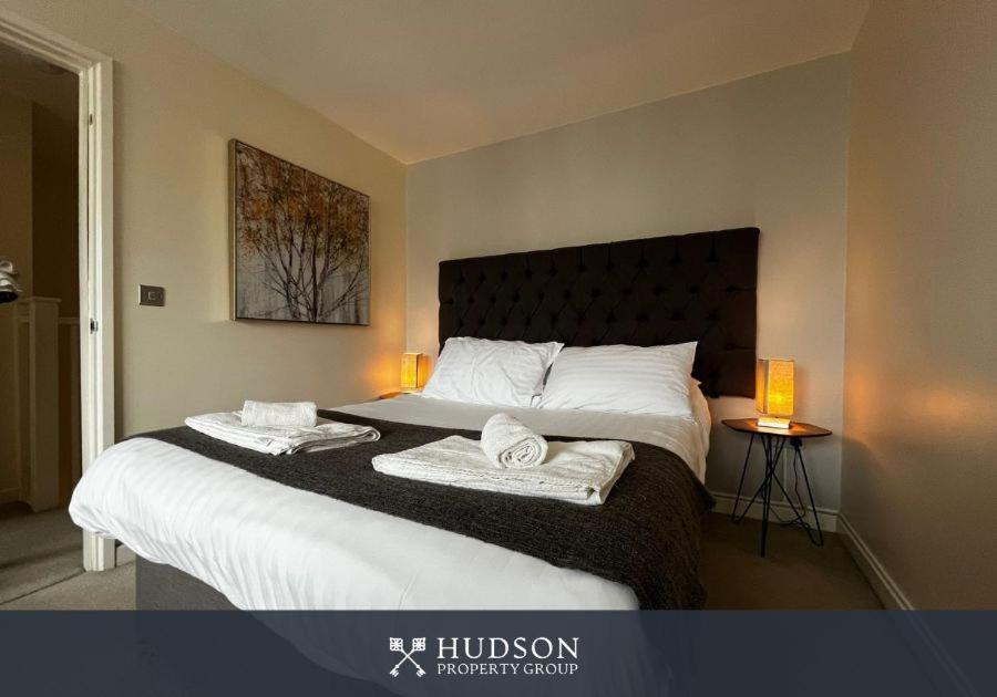 Central Townhouse With Parking Telford Esterno foto