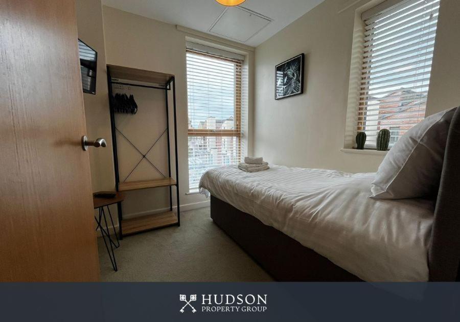 Central Townhouse With Parking Telford Esterno foto