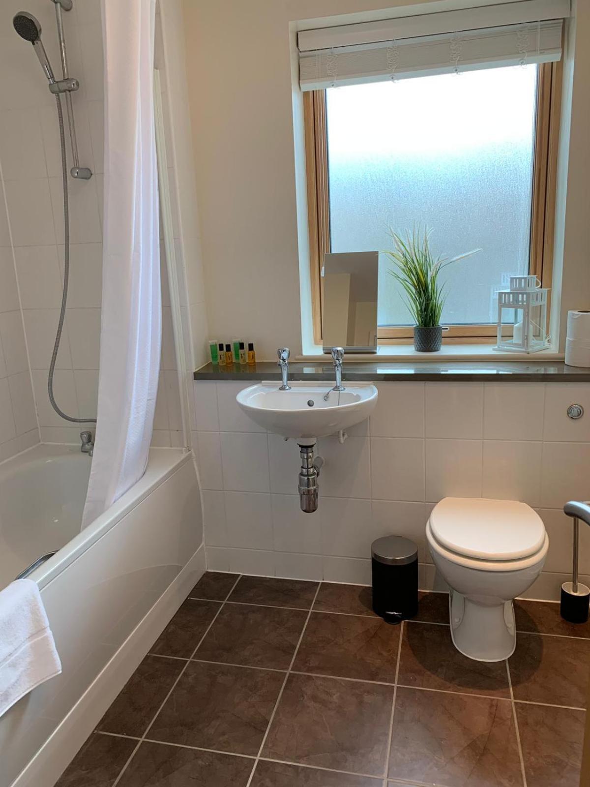 Central Townhouse With Parking Telford Esterno foto