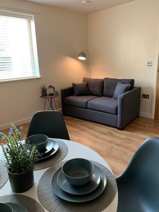 Central Townhouse With Parking Telford Esterno foto